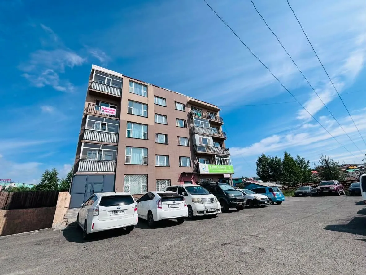 🏡 ЯАРАЛТАЙ ЗАРНА | 2 ӨРӨӨ ОРОН СУУЦ📍 Чингэлтэй дүүрэг, 15-р хороо, Хайлааст, 209-р байр ✨ Үндсэн мэдээлэл: 📐 Талбай: 49.7 м² 🛏️ 2 өрөө 🏢 5 давхар байрны 4-р давхарт ☀️ Нийт 3 цонхтой урагшаа харсан 2 цонхтой – өдөржин нар үзнэ 🌄 Хотын үзэмж сайтай, нээлттэй харагдацтай 🏗️ 2022 онд ашиглалтад орсон 🧱 Бүрэн цутгамал хийцтэй 📄 Нэр шилжүүлэлт, бичиг баримтын асуудалгүй, шууд шилжинэ. 💯 Сургууль цэцэрлэг автобусны буудал дэлгүүр үйлчилгээний төвүүд гээд бүх юмандаа ойр. 🚙 Байрны гадаа зогсоол сайтай. 💰 Үнэ: 160,000,000₮ -аас Яаралтай худалдах тул бодит худалдан авагчтай үнэ тохиролцоно. Ирж үзээд сонголтоо хийгээрэй!
