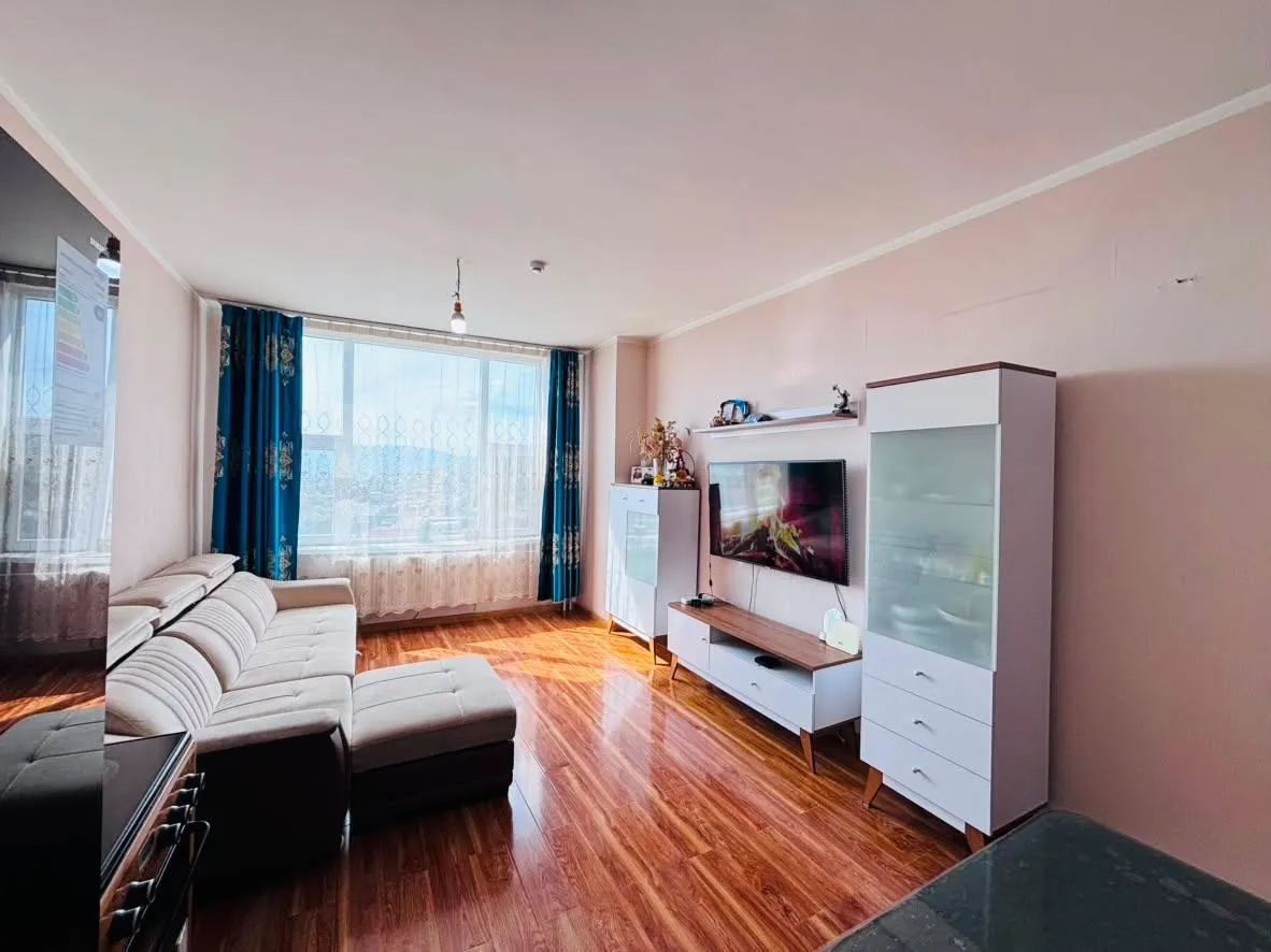 🏡 ЯАРАЛТАЙ ЗАРНА | 2 ӨРӨӨ ОРОН СУУЦ📍 Чингэлтэй дүүрэг, 15-р хороо, Хайлааст, 209-р байр ✨ Үндсэн мэдээлэл: 📐 Талбай: 49.7 м² 🛏️ 2 өрөө 🏢 5 давхар байрны 4-р давхарт ☀️ Нийт 3 цонхтой урагшаа харсан 2 цонхтой – өдөржин нар үзнэ 🌄 Хотын үзэмж сайтай, нээлттэй харагдацтай 🏗️ 2022 онд ашиглалтад орсон 🧱 Бүрэн цутгамал хийцтэй 📄 Нэр шилжүүлэлт, бичиг баримтын асуудалгүй, шууд шилжинэ. 💯 Сургууль цэцэрлэг автобусны буудал дэлгүүр үйлчилгээний төвүүд гээд бүх юмандаа ойр. 🚙 Байрны гадаа зогсоол сайтай. 💰 Үнэ: 160,000,000₮ -аас Яаралтай худалдах тул бодит худалдан авагчтай үнэ тохиролцоно. Ирж үзээд сонголтоо хийгээрэй! 2