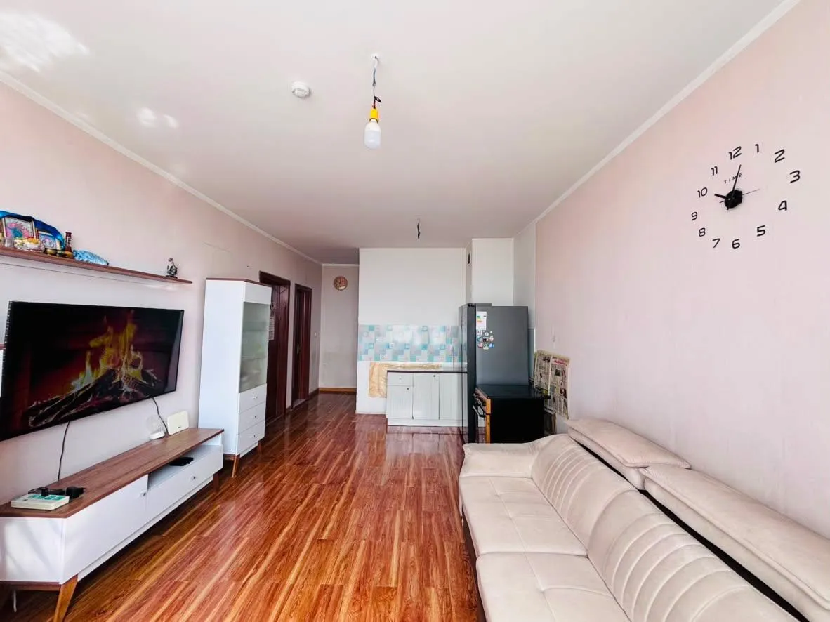 🏡 ЯАРАЛТАЙ ЗАРНА | 2 ӨРӨӨ ОРОН СУУЦ📍 Чингэлтэй дүүрэг, 15-р хороо, Хайлааст, 209-р байр ✨ Үндсэн мэдээлэл: 📐 Талбай: 49.7 м² 🛏️ 2 өрөө 🏢 5 давхар байрны 4-р давхарт ☀️ Нийт 3 цонхтой урагшаа харсан 2 цонхтой – өдөржин нар үзнэ 🌄 Хотын үзэмж сайтай, нээлттэй харагдацтай 🏗️ 2022 онд ашиглалтад орсон 🧱 Бүрэн цутгамал хийцтэй 📄 Нэр шилжүүлэлт, бичиг баримтын асуудалгүй, шууд шилжинэ. 💯 Сургууль цэцэрлэг автобусны буудал дэлгүүр үйлчилгээний төвүүд гээд бүх юмандаа ойр. 🚙 Байрны гадаа зогсоол сайтай. 💰 Үнэ: 160,000,000₮ -аас Яаралтай худалдах тул бодит худалдан авагчтай үнэ тохиролцоно. Ирж үзээд сонголтоо хийгээрэй! 3