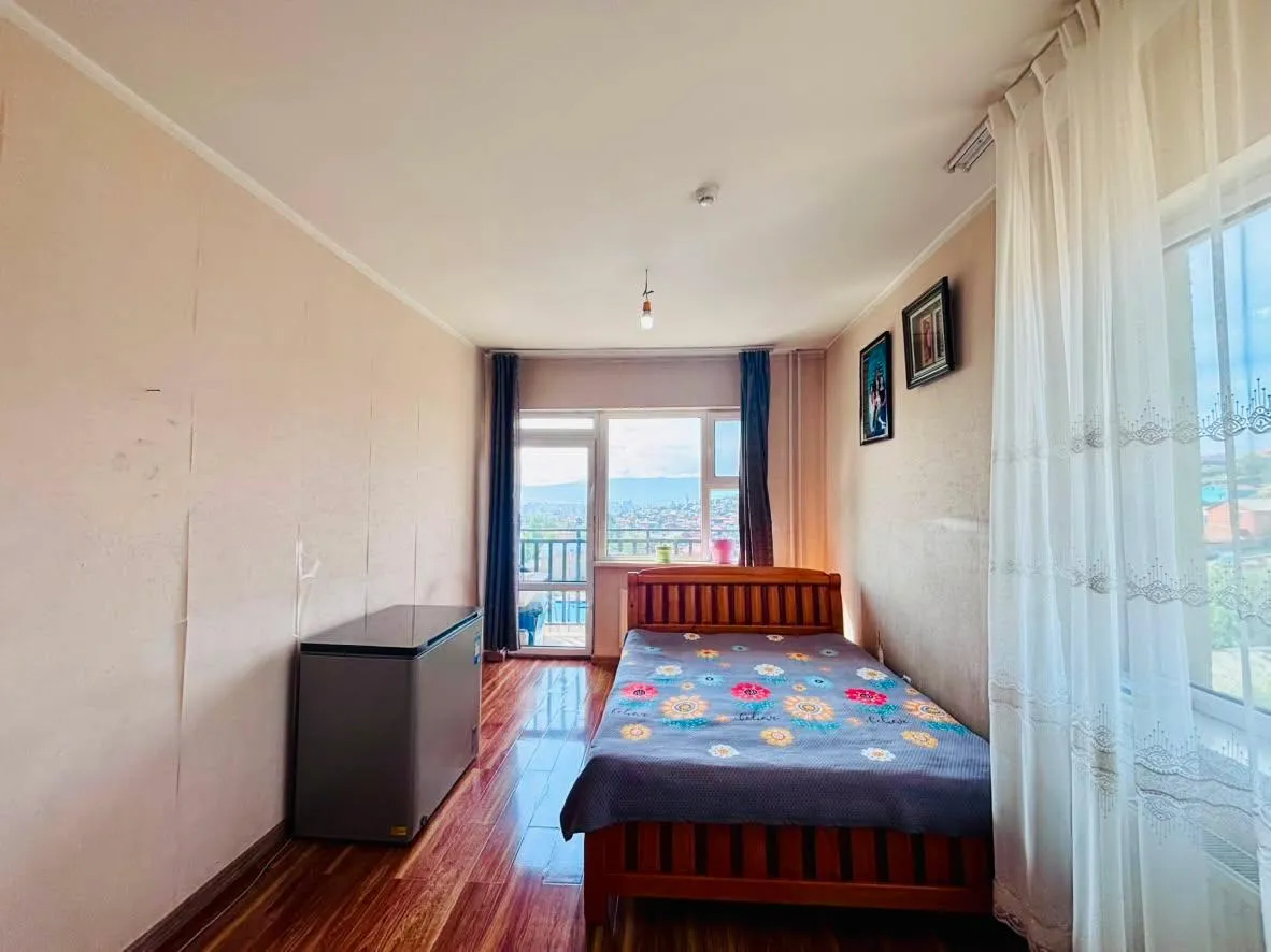🏡 ЯАРАЛТАЙ ЗАРНА | 2 ӨРӨӨ ОРОН СУУЦ📍 Чингэлтэй дүүрэг, 15-р хороо, Хайлааст, 209-р байр ✨ Үндсэн мэдээлэл: 📐 Талбай: 49.7 м² 🛏️ 2 өрөө 🏢 5 давхар байрны 4-р давхарт ☀️ Нийт 3 цонхтой урагшаа харсан 2 цонхтой – өдөржин нар үзнэ 🌄 Хотын үзэмж сайтай, нээлттэй харагдацтай 🏗️ 2022 онд ашиглалтад орсон 🧱 Бүрэн цутгамал хийцтэй 📄 Нэр шилжүүлэлт, бичиг баримтын асуудалгүй, шууд шилжинэ. 💯 Сургууль цэцэрлэг автобусны буудал дэлгүүр үйлчилгээний төвүүд гээд бүх юмандаа ойр. 🚙 Байрны гадаа зогсоол сайтай. 💰 Үнэ: 160,000,000₮ -аас Яаралтай худалдах тул бодит худалдан авагчтай үнэ тохиролцоно. Ирж үзээд сонголтоо хийгээрэй! 4