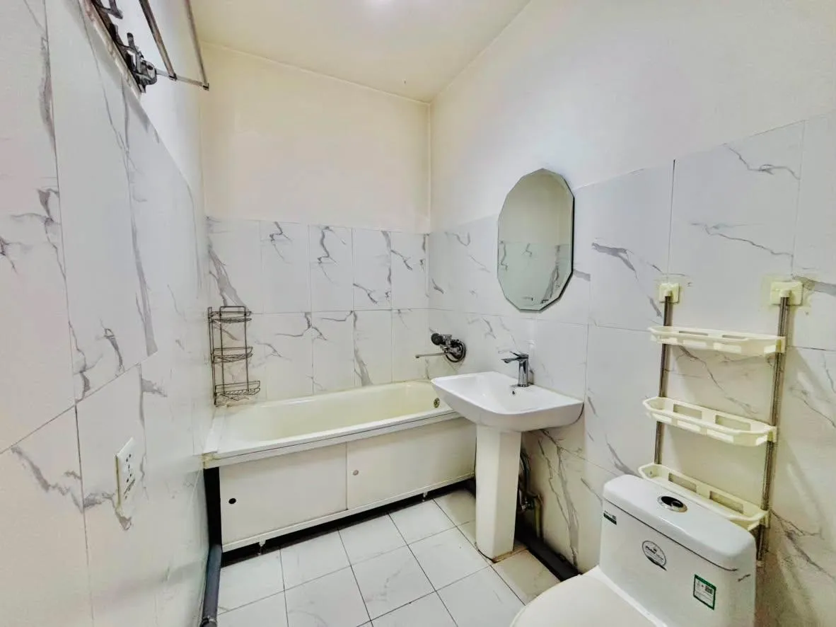 🏡 ЯАРАЛТАЙ ЗАРНА | 2 ӨРӨӨ ОРОН СУУЦ📍 Чингэлтэй дүүрэг, 15-р хороо, Хайлааст, 209-р байр ✨ Үндсэн мэдээлэл: 📐 Талбай: 49.7 м² 🛏️ 2 өрөө 🏢 5 давхар байрны 4-р давхарт ☀️ Нийт 3 цонхтой урагшаа харсан 2 цонхтой – өдөржин нар үзнэ 🌄 Хотын үзэмж сайтай, нээлттэй харагдацтай 🏗️ 2022 онд ашиглалтад орсон 🧱 Бүрэн цутгамал хийцтэй 📄 Нэр шилжүүлэлт, бичиг баримтын асуудалгүй, шууд шилжинэ. 💯 Сургууль цэцэрлэг автобусны буудал дэлгүүр үйлчилгээний төвүүд гээд бүх юмандаа ойр. 🚙 Байрны гадаа зогсоол сайтай. 💰 Үнэ: 160,000,000₮ -аас Яаралтай худалдах тул бодит худалдан авагчтай үнэ тохиролцоно. Ирж үзээд сонголтоо хийгээрэй! 5