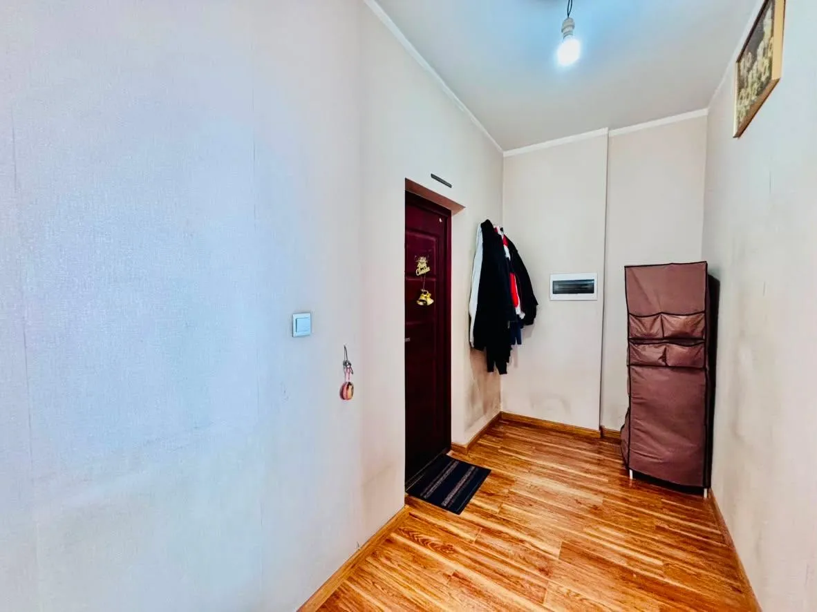 🏡 ЯАРАЛТАЙ ЗАРНА | 2 ӨРӨӨ ОРОН СУУЦ📍 Чингэлтэй дүүрэг, 15-р хороо, Хайлааст, 209-р байр ✨ Үндсэн мэдээлэл: 📐 Талбай: 49.7 м² 🛏️ 2 өрөө 🏢 5 давхар байрны 4-р давхарт ☀️ Нийт 3 цонхтой урагшаа харсан 2 цонхтой – өдөржин нар үзнэ 🌄 Хотын үзэмж сайтай, нээлттэй харагдацтай 🏗️ 2022 онд ашиглалтад орсон 🧱 Бүрэн цутгамал хийцтэй 📄 Нэр шилжүүлэлт, бичиг баримтын асуудалгүй, шууд шилжинэ. 💯 Сургууль цэцэрлэг автобусны буудал дэлгүүр үйлчилгээний төвүүд гээд бүх юмандаа ойр. 🚙 Байрны гадаа зогсоол сайтай. 💰 Үнэ: 160,000,000₮ -аас Яаралтай худалдах тул бодит худалдан авагчтай үнэ тохиролцоно. Ирж үзээд сонголтоо хийгээрэй! 6