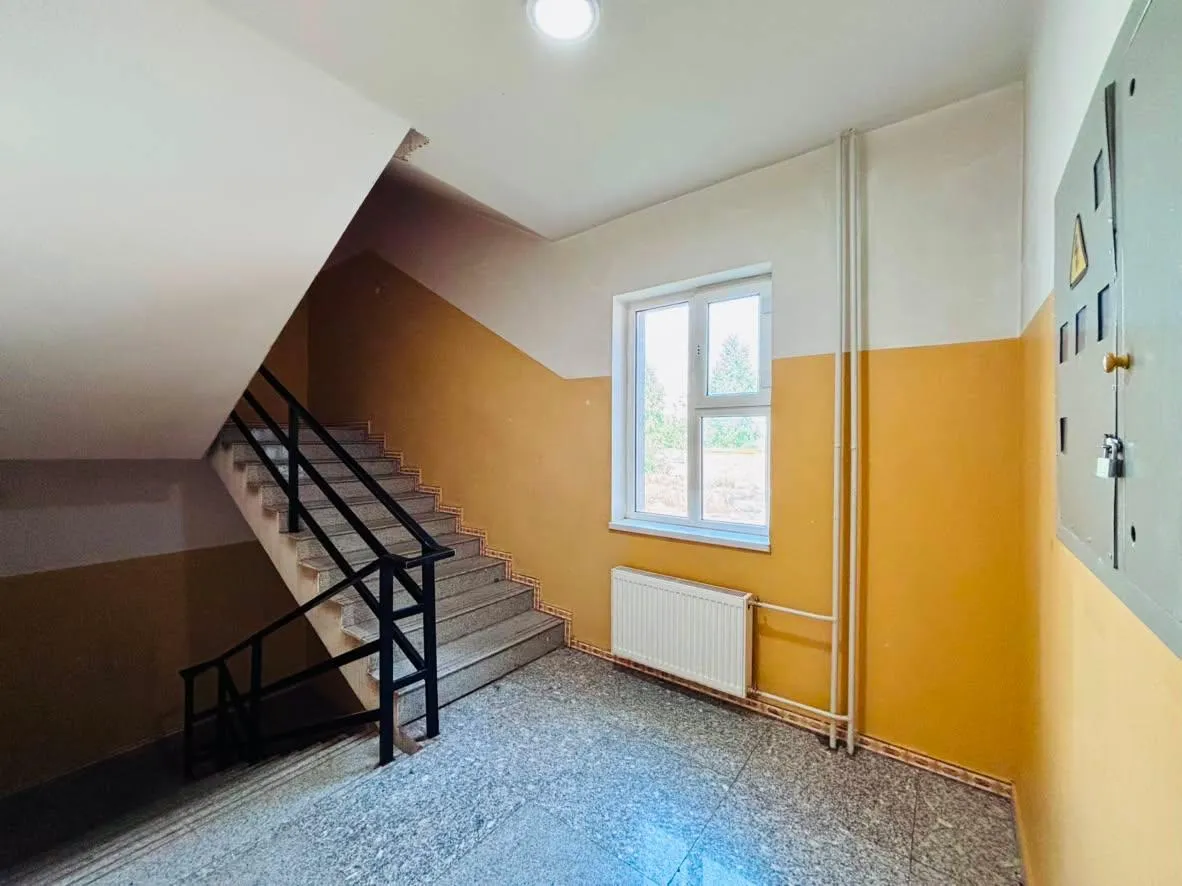 🏡 ЯАРАЛТАЙ ЗАРНА | 2 ӨРӨӨ ОРОН СУУЦ📍 Чингэлтэй дүүрэг, 15-р хороо, Хайлааст, 209-р байр ✨ Үндсэн мэдээлэл: 📐 Талбай: 49.7 м² 🛏️ 2 өрөө 🏢 5 давхар байрны 4-р давхарт ☀️ Нийт 3 цонхтой урагшаа харсан 2 цонхтой – өдөржин нар үзнэ 🌄 Хотын үзэмж сайтай, нээлттэй харагдацтай 🏗️ 2022 онд ашиглалтад орсон 🧱 Бүрэн цутгамал хийцтэй 📄 Нэр шилжүүлэлт, бичиг баримтын асуудалгүй, шууд шилжинэ. 💯 Сургууль цэцэрлэг автобусны буудал дэлгүүр үйлчилгээний төвүүд гээд бүх юмандаа ойр. 🚙 Байрны гадаа зогсоол сайтай. 💰 Үнэ: 160,000,000₮ -аас Яаралтай худалдах тул бодит худалдан авагчтай үнэ тохиролцоно. Ирж үзээд сонголтоо хийгээрэй! 9